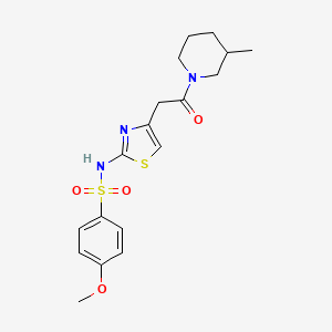 molecular formula C18H23N3O4S2 B2359936 4-メトキシ-N-(4-(2-(3-メチルピペリジン-1-イル)-2-オキソエチル)チアゾール-2-イル)ベンゼンスルホンアミド CAS No. 922128-67-4