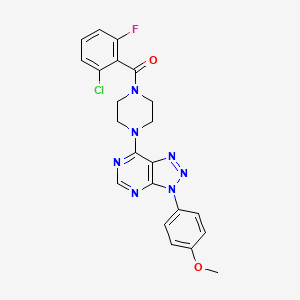 molecular formula C22H19ClFN7O2 B2360663 (2-氯-6-氟苯基)(4-(3-(4-甲氧基苯基)-3H-[1,2,3]三唑并[4,5-d]嘧啶-7-基)哌嗪-1-基)甲苯酮 CAS No. 920183-69-3