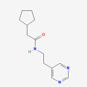 molecular formula C13H19N3O B2360947 2-シクロペンチル-N-(2-(ピリミジン-5-イル)エチル)アセトアミド CAS No. 2034445-32-2