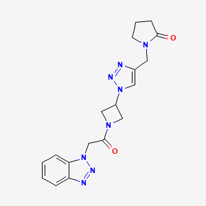 molecular formula C18H20N8O2 B2361934 1-((1-(1-(2-(1H-benzo[d][1,2,3]triazol-1-yl)acetyl)azetidin-3-yl)-1H-1,2,3-triazol-4-yl)methyl)pyrrolidin-2-one CAS No. 2034545-39-4