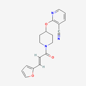 molecular formula C18H17N3O3 B2362803 (E)-2-((1-(3-(furan-2-yl)acryloyl)piperidin-4-yl)oxy)nicotinonitrile CAS No. 1448139-17-0