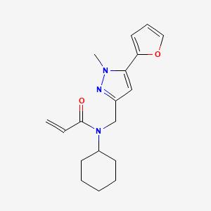 molecular formula C18H23N3O2 B2362807 N-Cyclohexyl-N-[[5-(furan-2-yl)-1-methylpyrazol-3-yl]methyl]prop-2-enamide CAS No. 2411291-37-5