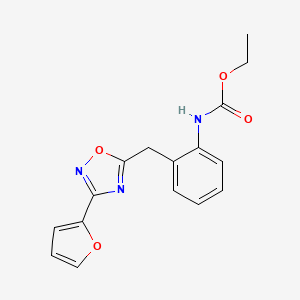 molecular formula C16H15N3O4 B2363650 （2-（（3-（呋喃-2-基）-1,2,4-恶二唑-5-基）甲基）苯基）氨基甲酸乙酯 CAS No. 1797858-80-0