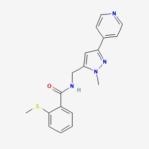 molecular formula C18H18N4OS B2363937 N-[(2-Methyl-5-pyridin-4-ylpyrazol-3-yl)methyl]-2-methylsulfanylbenzamide CAS No. 2309307-81-9