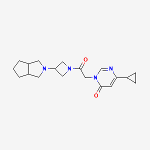 B2364008 3-[2-[3-(3,3a,4,5,6,6a-Hexahydro-1H-cyclopenta[c]pyrrol-2-yl)azetidin-1-yl]-2-oxoethyl]-6-cyclopropylpyrimidin-4-one CAS No. 2415455-22-8