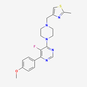 molecular formula C20H22FN5OS B2364655 4-[[4-[5-Fluoro-6-(4-methoxyphenyl)pyrimidin-4-yl]piperazin-1-yl]methyl]-2-methyl-1,3-thiazole CAS No. 2380040-94-6