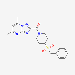 molecular formula C20H23N5O3S B2364687 (4-(Benzylsulfonyl)piperidin-1-yl)(5,7-dimethyl-[1,2,4]triazolo[1,5-a]pyrimidin-2-yl)methanone CAS No. 2034344-69-7