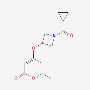 molecular formula C13H15NO4 B2364795 4-((1-(环丙烷羰基)氮杂环丙烷-3-基)氧基)-6-甲基-2H-吡喃-2-酮 CAS No. 1798677-87-8