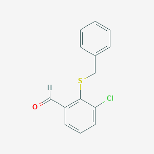 molecular formula C14H11ClOS B2364840 苯甲醛，3-氯-2-[(苯甲基)硫]- CAS No. 132483-94-4