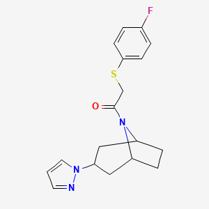 molecular formula C18H20FN3OS B2365591 1-((1R,5S)-3-(1H-吡唑-1-基)-8-氮杂双环[3.2.1]辛烷-8-基)-2-((4-氟苯基)硫代)乙烷-1-酮 CAS No. 2310206-16-5