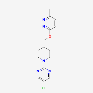 molecular formula C15H18ClN5O B2366254 3-[[1-(5-Chloropyrimidin-2-yl)piperidin-4-yl]methoxy]-6-methylpyridazine CAS No. 2309586-30-7