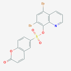 molecular formula C18H9Br2NO5S B2366690 (5,7-二溴喹啉-8-基) 2-氧代色烯-6-磺酸盐 CAS No. 2415624-73-4