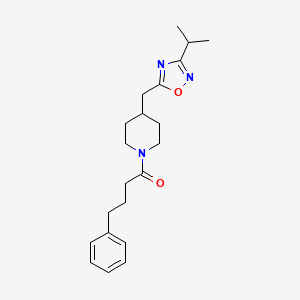 4-[(3-Isopropyl-1,2,4-oxadiazol-5-yl)methyl]-1-(4-phenylbutanoyl)piperidine