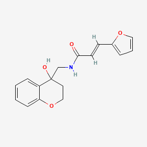 molecular formula C17H17NO4 B2367603 (E)-3-(呋喃-2-基)-N-((4-羟基色满-4-基)甲基)丙烯酰胺 CAS No. 1396891-55-6