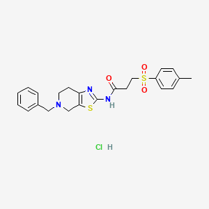 molecular formula C23H26ClN3O3S2 B2368290 Chlorhydrate de N-(5-benzyl-4,5,6,7-tétrahydrothiazolo[5,4-c]pyridin-2-yl)-3-tosylpropanamide CAS No. 1189715-66-9