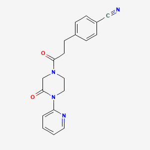 molecular formula C19H18N4O2 B2368886 4-(3-Oxo-3-(3-oxo-4-(pyridin-2-yl)piperazin-1-yl)propyl)benzonitril CAS No. 2320174-57-8