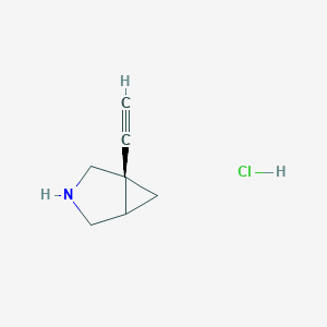 molecular formula C7H10ClN B2369041 (1R)-1-乙炔基-3-氮杂双环[3.1.0]己烷；盐酸盐 CAS No. 2490355-54-7