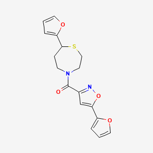 molecular formula C17H16N2O4S B2369079 (7-(Furan-2-yl)-1,4-thiazepan-4-yl)(5-(furan-2-yl)isoxazol-3-yl)methanone CAS No. 1797186-31-2