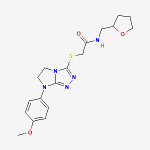 molecular formula C18H23N5O3S B2371938 2-((7-(4-甲氧苯基)-6,7-二氢-5H-咪唑并[2,1-c][1,2,4]三唑-3-基)硫代)-N-((四氢呋喃-2-基)甲基)乙酰胺 CAS No. 921789-32-4