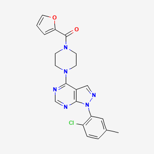 (4-(1-(2-chloro-5-methylphenyl)-1H-pyrazolo[3,4-d]pyrimidin-4-yl)piperazin-1-yl)(furan-2-yl)methanone