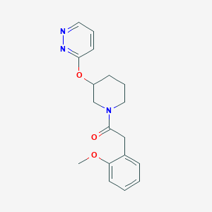 molecular formula C18H21N3O3 B2372392 2-(2-甲氧基苯基)-1-(3-(哒嗪-3-氧基)哌啶-1-基)乙酮 CAS No. 2034501-63-6