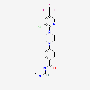 molecular formula C20H21ClF3N5O B2373078 4-{4-[3-氯-5-(三氟甲基)-2-吡啶基]哌嗪基}-N-[(二甲氨基)亚甲基]苯甲酰胺 CAS No. 1164512-96-2