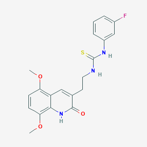molecular formula C20H20FN3O3S B2373974 1-[2-(5,8-二甲氧基-2-氧代-1H-喹啉-3-基)乙基]-3-(3-氟苯基)硫脲 CAS No. 887899-47-0