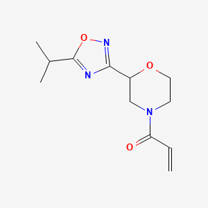 molecular formula C12H17N3O3 B2374205 1-{2-[5-(Propan-2-yl)-1,2,4-oxadiazol-3-yl]morpholin-4-yl}prop-2-en-1-one CAS No. 2094547-61-0