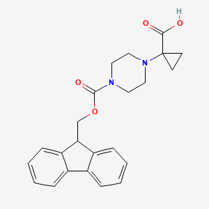 molecular formula C23H24N2O4 B2374838 Ácido 1-[4-(9H-Fluoren-9-ilmetoximetilcarbonil)piperazin-1-il]ciclopropano-1-carboxílico CAS No. 2344681-30-5