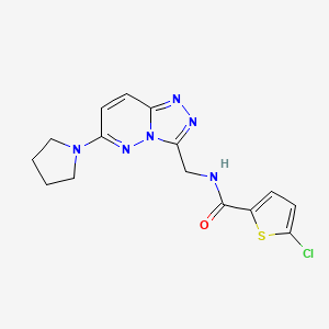 molecular formula C15H15ClN6OS B2375211 5-氯-N-((6-(吡咯烷-1-基)-[1,2,4]三唑并[4,3-b]哒嗪-3-基)甲基)噻吩-2-甲酰胺 CAS No. 2034352-79-7