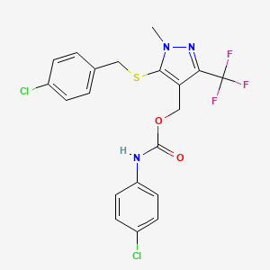 molecular formula C20H16Cl2F3N3O2S B2375879 [5-[(4-氯苄基)硫烷基]-1-甲基-3-(三氟甲基)-1H-吡唑-4-基]甲基 N-(4-氯苯基)氨基甲酸酯 CAS No. 318469-49-7
