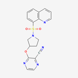 molecular formula C18H15N5O3S B2376909 3-((1-(喹啉-8-磺酰基)吡咯烷-3-基)氧基)吡嗪-2-腈 CAS No. 2034283-12-8