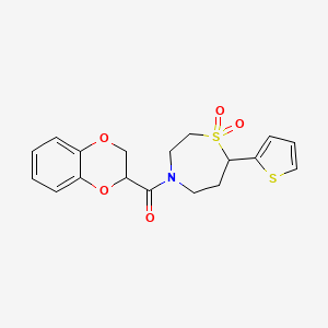 molecular formula C18H19NO5S2 B2377425 (2,3-Dihydrobenzo[b][1,4]dioxin-2-yl)(1,1-dioxido-7-(thiophen-2-yl)-1,4-thiazepan-4-yl)methanone CAS No. 2034460-19-8