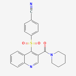 molecular formula C22H19N3O3S B2377641 4-((3-(哌啶-1-羰基)喹啉-4-基)磺酰基)苯甲腈 CAS No. 1112296-13-5