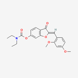 molecular formula C22H23NO6 B2377938 (Z)-2-(2,4-diméthoxybenzylidène)-3-oxo-2,3-dihydrobenzofurane-6-yl diéthylcarbamate CAS No. 858765-06-7