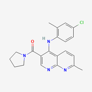 molecular formula C21H21ClN4O B2378340 (4-((4-氯-2-甲基苯基)氨基)-7-甲基-1,8-萘啶-3-基)(吡咯烷-1-基)甲酮 CAS No. 1251702-72-3