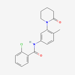 molecular formula C19H19ClN2O2 B2378846 2-クロロ-N-[4-メチル-3-(2-オキソピペリジン-1-イル)フェニル]ベンズアミド CAS No. 922866-55-5