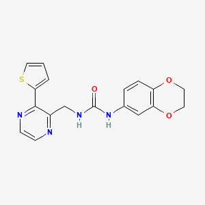 molecular formula C18H16N4O3S B2378944 1-(2,3-Dihydrobenzo[b][1,4]dioxin-6-yl)-3-((3-(thiophen-2-yl)pyrazin-2-yl)methyl)urea CAS No. 2034240-93-0