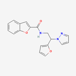 molecular formula C18H15N3O3 B2379424 N-(2-(furan-2-yl)-2-(1H-pyrazol-1-yl)ethyl)benzofuran-2-carboxamide CAS No. 2034274-93-4