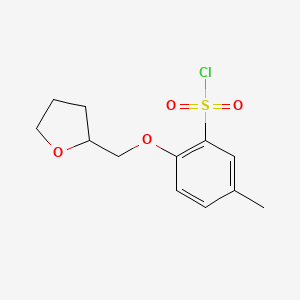 molecular formula C12H15ClO4S B2380530 5-Methyl-2-(oxolan-2-ylmethoxy)benzene-1-sulfonyl chloride CAS No. 1016712-73-4