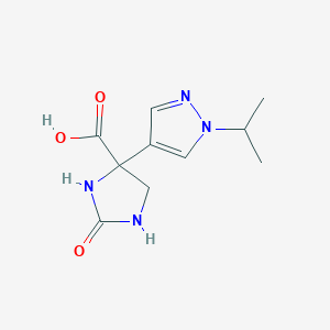 molecular formula C10H14N4O3 B2380575 2-Oxo-4-(1-propan-2-ylpyrazol-4-yl)imidazolidine-4-carboxylic acid CAS No. 2248391-36-6
