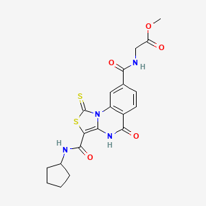 molecular formula C20H20N4O5S2 B2381313 甲基2-(3-(环戊基氨基甲酰)-5-氧代-1-硫代-4,5-二氢-1H-噻唑并[3,4-a]喹唑啉-8-羧酰胺)乙酸酯 CAS No. 896383-36-1
