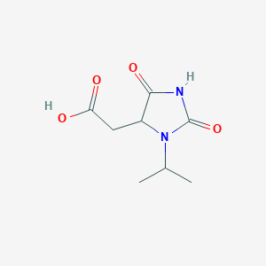 2-(3-Isopropyl-2,5-dioxoimidazolidin-4-yl)acetic acid