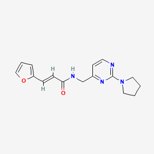B2382974 (E)-3-(furan-2-yl)-N-((2-(pyrrolidin-1-yl)pyrimidin-4-yl)methyl)acrylamide CAS No. 1798403-79-8