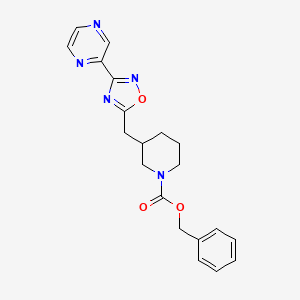 molecular formula C20H21N5O3 B2382998 苯甲酸3-((3-(吡嗪-2-基)-1,2,4-恶二唑-5-基)甲基)哌啶-1-甲酸酯 CAS No. 1705139-83-8