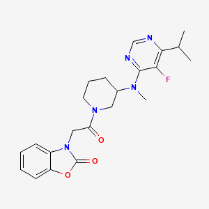 molecular formula C22H26FN5O3 B2383119 3-[2-[3-[(5-Fluoro-6-propan-2-ylpyrimidin-4-yl)-methylamino]piperidin-1-yl]-2-oxoethyl]-1,3-benzoxazol-2-one CAS No. 2415630-38-3