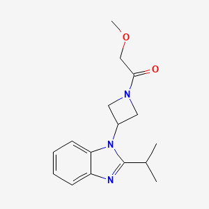 molecular formula C16H21N3O2 B2383653 2-Methoxy-1-[3-(2-propan-2-ylbenzimidazol-1-yl)azetidin-1-yl]ethanone CAS No. 2415472-09-0