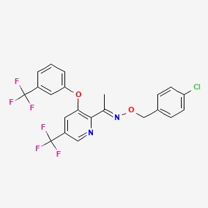 molecular formula C22H15ClF6N2O2 B2383969 (E)-[(4-chlorophenyl)methoxy]({1-[5-(trifluoromethyl)-3-[3-(trifluoromethyl)phenoxy]pyridin-2-yl]ethylidene})amine CAS No. 866132-28-7