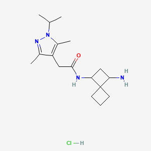 molecular formula C17H29ClN4O B2384035 N-(1-Aminospiro[3.3]heptan-3-yl)-2-(3,5-dimethyl-1-propan-2-ylpyrazol-4-yl)acetamide;hydrochloride CAS No. 2418668-93-4