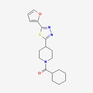 molecular formula C18H23N3O2S B2384601 Cyclohexyl(4-(5-(furan-2-yl)-1,3,4-thiadiazol-2-yl)piperidin-1-yl)methanone CAS No. 1171405-92-7